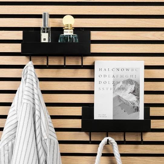 Sort hylde til akustikpanel m/4 kroge - Vandret/lodret Sort hylde til akustikpanel m/4 kroge - Vandret/lodret