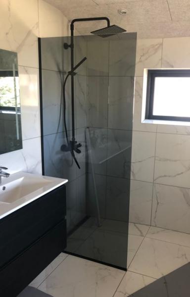 Till&aelig;gspris pr. glas i gr&aring;