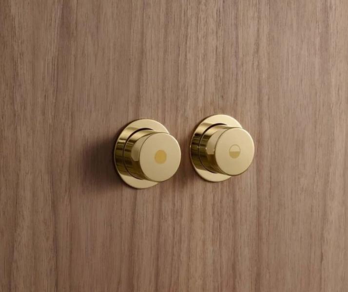 Vola A83 pneumatisk dobbelt trykknaps&aelig;t - Messing natur