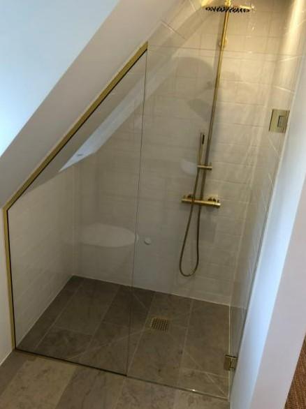 Bath brusedør med fast side - Matsort Bath brusedør med fast side - Matsort