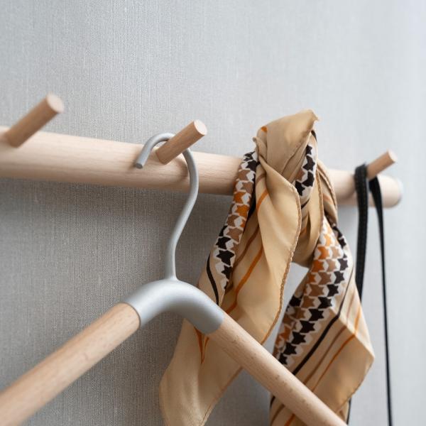 Beslagsboden vandret knagerække m/5 knager - Træ/mat grå Beslagsboden vandret knagerække m/5 knager - Træ/mat grå