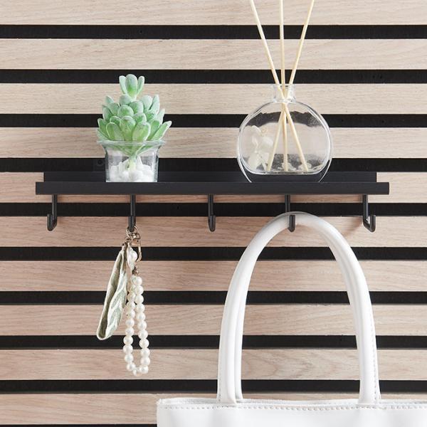 Sort hylde m/5 kroge til akustikpanel - Vandret/lodret Sort hylde m/5 kroge til akustikpanel - Vandret/lodret