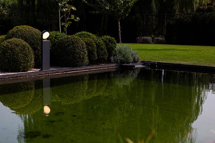 Lutec Architectural Fele udendørs standerlampe m/LED og justerbart hoved - Mørkegrå Lutec Architectural Fele udendørs standerlampe m/LED og justerbart hoved - Mørkegrå