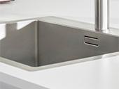 K�kkenvask i rustfrit st�l m. afl�bsbakke